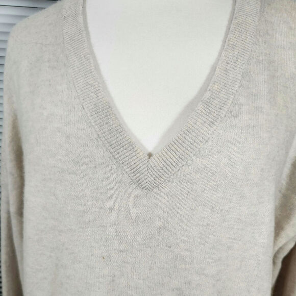 C by Bloomingdales $229 Medium 100% Cashmere Light Gray Beige V-Neck Sweater - Picture 3 of 14